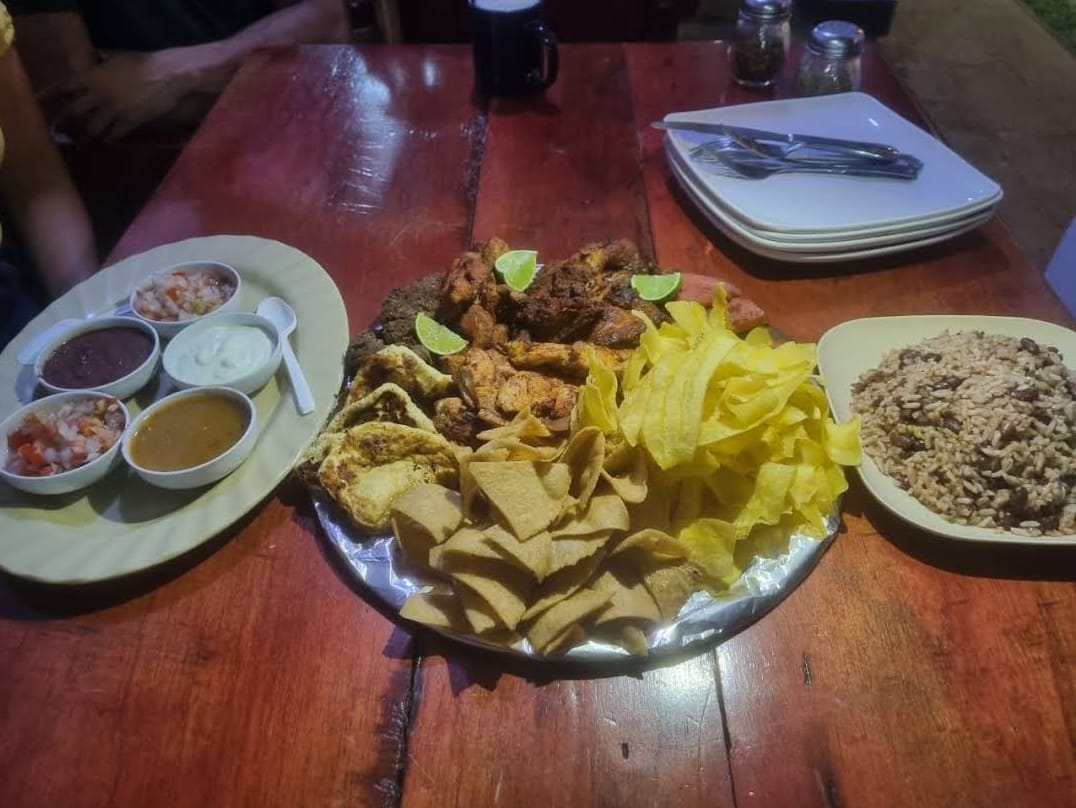 Mesa de comida y pizzas en El Puerto